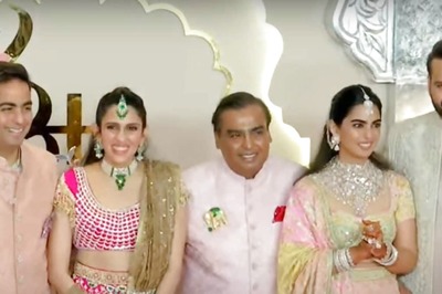 Akash Ambani Cracks Up, Mukesh Ambani and Isha Ambani Smile as Paps Scream at Anant Ambani's Wedding | Watch
