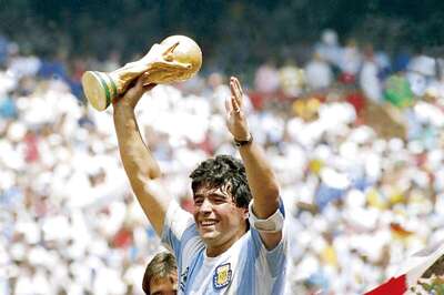 Shah Rukh Khan, Priyanka Chopra, Kareena Kapoor Khan Pay Tribute to Diego Maradona