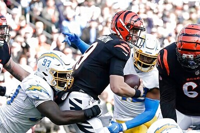 Burrow Says Injured Pinky Won't Sideline Him Against 49ers