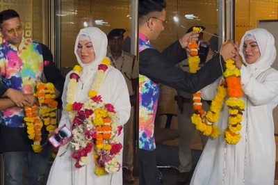 Rakhi Sawant Returns From Mecca, Refuses To Allow Men To Place Garlands On Her; Watch Video