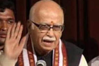 Advani asks Sonia to apologise for 'slandering' BJP