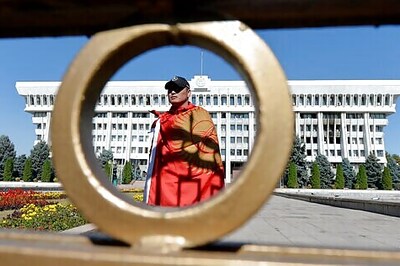 Kyrgyzstan Leader Holds Talks To Try To End Political Crisis