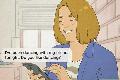 How to Text an Older Guy: 9 Expert Tips to Impress & Interest Him