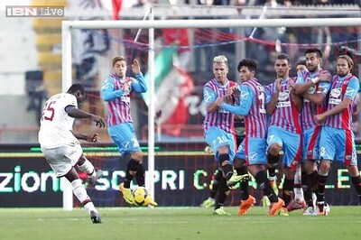 Mario Balotelli fires AC Milan to 3-1 win at 10-man Catania