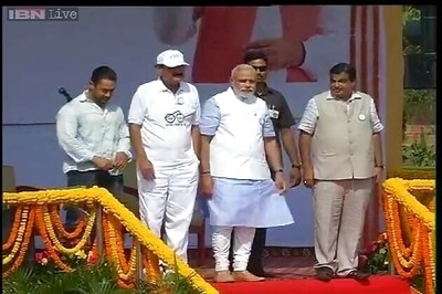 Modi challenges Tendulkar, Tharoor, Salman for Clean India campaign