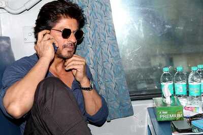 Shah Rukh Khan Arrives in Delhi on Train to Promote Raees