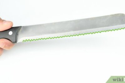 How to Use a Bread Knife