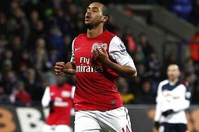 Theo Walcott signs new Arsenal contract