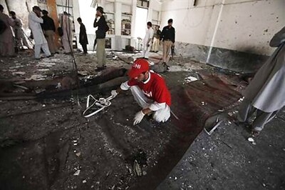 Suicide bomb kills 13 worshippers in Pakistan