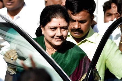 Plea in SC to Stay Sasikala's Swearing-in till Verdict in Disproportionate Assets Case