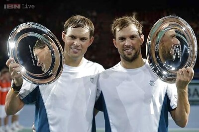 Bryan brothers win doubles at Paris Masters