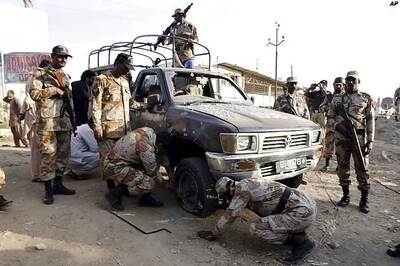 Pakistan: Suicide bomber targets police van, kills six