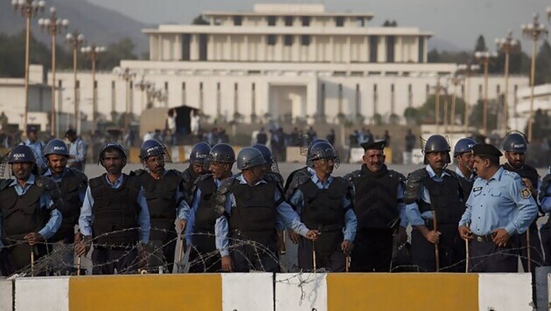 Pakistan Parliament turns into boxing ring
