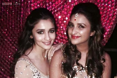 Snapshot: Alia Bhatt poses with her 'favourite' Parineeti Chopra backstage at an awards function