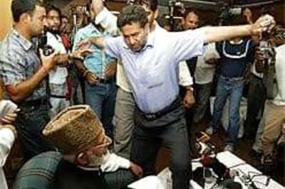 Sena disrupts Geelani's press meet