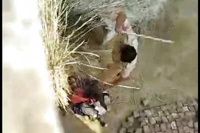 Viral Video Shows Cops Mercilessly Beating Man as He Begs for Mercy in UP's Etawah, SP Fumes