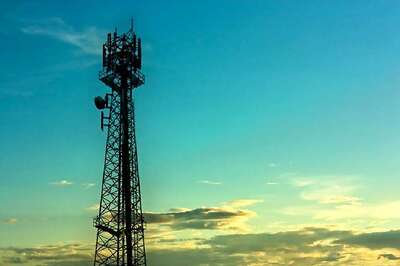 Pak Man Climbs Mobile Tower Demanding to be Made PM, Comes Down Only After Imran Khan's Mimic Talks to Him