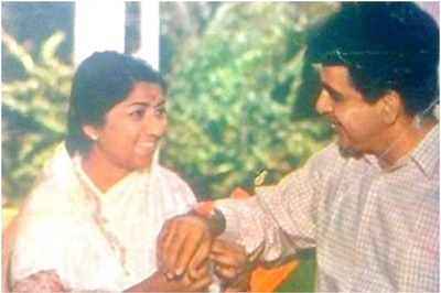 Lata Mangeshkar Mourns Demise of 'Elder Brother' Dilip Kumar, Shares Throwback Pics