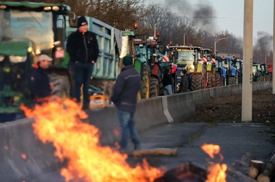 Dutch Farmers Block Highways, Set Fires Demanding Better Pricing, Easing EU Environmental Regulations