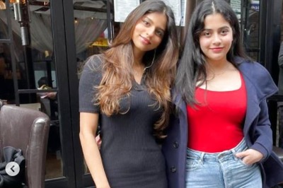Shah Rukh Khan's Daughter Suhana Khan Poses For Pictures With a Friend in New York