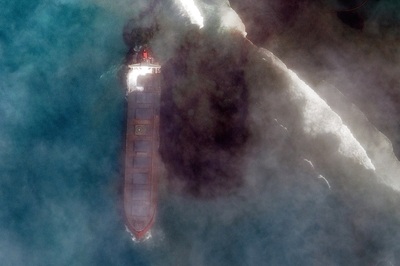 Mauritius Races to Contain Oil Spill as Bad Weather May Worsen Situation, Ship's Indian Captain in Trouble