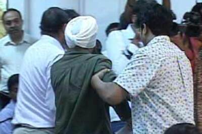   Akali Dal rewards shoe-thrower journo  |  Journo defends action