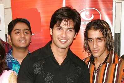 Throwback to Arijit Singh Posing with Shahid Kapoor During Fame Gurukul Days