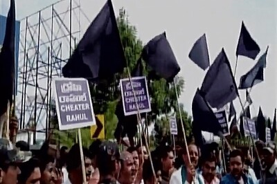 TDP Men Show Black Flags, Shout Slogans Against Rahul as He Arrives in AP
