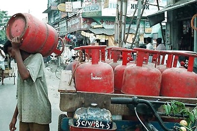 Price of non-subsidised LPG hiked by Rs 220 per cylinder