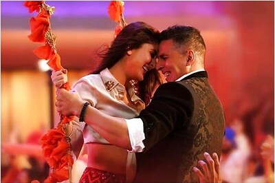 Akshay Kumar, Kareena Kapoor Khan Set Dance Floor on fire with Good Newwz Song Laal Ghaghra