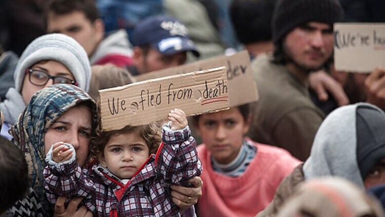 Greece vows to resolve migrant build-up on border within week