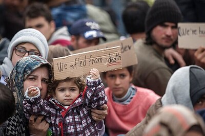 Greece vows to resolve migrant build-up on border within week