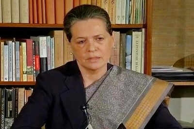Sonia Gandhi meets President over LoP status in Lok Sabha
