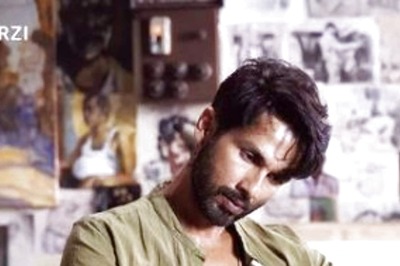 Shahid Kapoor's Look From OTT Debut Farzi Out, Series to Star Vijay Sethupathi, Kay Kay Menon