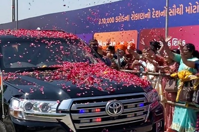 Teachers Throw Rose Petals, Chant 'Bharat Mata ki Jai' as PM Modi Arrives to Launch School of Excellence