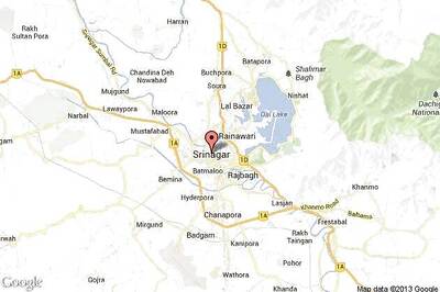 Srinagar: 2 policemen shot at by unidentified men