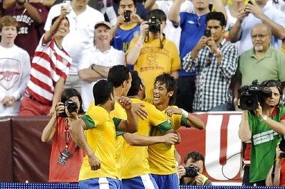 Kaka scores on return as Brazil thump Iraq