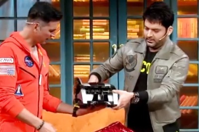 Kapil Sharma Gifts Akshay Kumar a Cash Counting Machine, Actor's Epic Reply Will Leave You in Splits