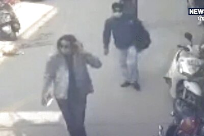 Amritpal Singh Spotted in Delhi Wearing Mask, Sunglasses & No Turban | WATCH