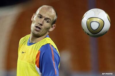 England desperately need a manager: Robben