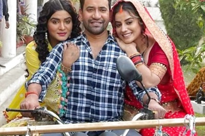 Bhojpuri Star Nirahua Takes Akshara Singh and Shruti Rao On Rickshaw Ride
