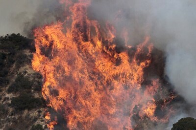 Huge Blaze Forces Hundreds to Evacuate in Los Angeles