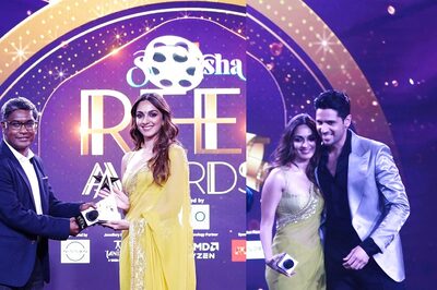 News18 Showsha Reel Awards: Kiara Advani Gets Warm Hug from Sidharth Malhotra After Winning Star of the Year