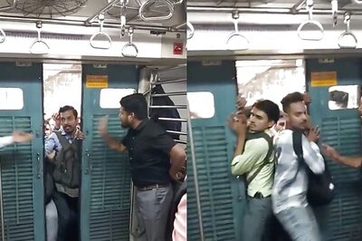 Men Dangerously Entering a Mumbai Local Even Before Door Opens Has Internet Feeling 'Anxious'