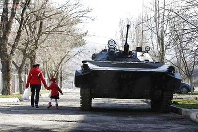 Russian shares tumble as US widens sanctions for Crimea seizure