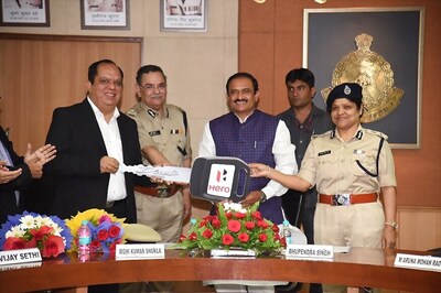 Hero Motocorp Presents 80 New Hero Duet Scooters to Bhopal Women Police Officers