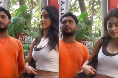 Janhvi Kapoor Uncomfortable as Fan Comes Close to Her for Pics, Netizens Say 'Photo Ke Chakkar Me Ladki ko...'