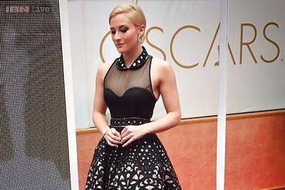 POPSUGAR host Lindsay Miller wears Indian designer duo Abu Jani and Sandeep Khosla's outfit at the Oscars 2015