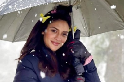 Nusrat Jahan and Yash Dasgupta Enjoy Snowfall and Shikara Ride in Kashmir, See Their Romantic Moments