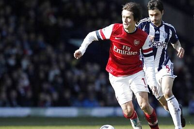 Tomas Rosicky double lifts Arsenal to fourth in EPL